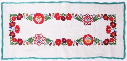 Kézzel hímzett kalocsai mintás terítő, 80x38 cm