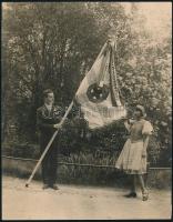 1929. május 1., fiatal fiú és lány a Magyar Vöröskereszt Ifjúsági Osztálya zászlajával, a hátoldalon feliratozott fotó, 20x15,5 cm