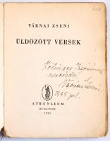 Várnai Zseni 2 DEDIKÁLT műve: Várnai Zseni válogatott versei. 1914-1942. Bp., 1942., Arany János. Kiadói papírkötés, kopott, foltos borítóval, foltos lapokkal.  Üldözött versek. Bp., 1945., Athenaeum. Kiadói papírkötés, az elülső borító leszakadt, a borító többi része hiányzik, sérült, szétvált gerinccel.