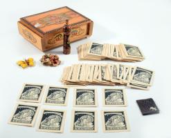 Faragott, festett fa ládikában 16x12 cm Sok egyforma ex libris, néhány kitűző, rózsavíz