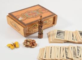 Faragott, festett fa ládikában 16x12 cm Sok egyforma ex libris, néhány kitűző, rózsavíz