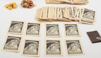 Faragott, festett fa ládikában 16x12 cm Sok egyforma ex libris, néhány kitűző, rózsavíz