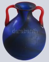 Kézzel készült anyagában színezett savmaratott felületű kék üvegváza, piros fülekkel, hibátlan, m: 20,5 cm