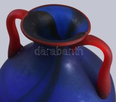 Kézzel készült anyagában színezett savmaratott felületű kék üvegváza, piros fülekkel, hibátlan, m: 2...