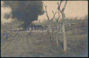 1918 Lángszóróval felszerelt osztrák-magyar rohamcsapat előrenyomulása a fronton (,,[...] lángvető oszlopaink előre mennek és munkában vannak"), megírt I. világháborús fotólap, 8,5x13,5 cm