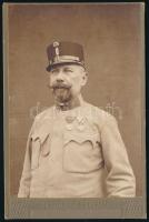 cca 1910 Katonatiszt (főhadnagy) Jubileumi Udvari Emlékérem és Katonai Jubileumi Kereszt kitüntetésekkel, kabinetfotó, 16,5x10,5 cm