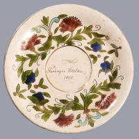 1895 Kézzel festett aranykontúrozott virágmintás csészealj, kopással, d: 14,5 cm