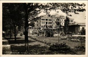 1940 Balatonfüred, parkrészlet az Erzsébet-udvarral