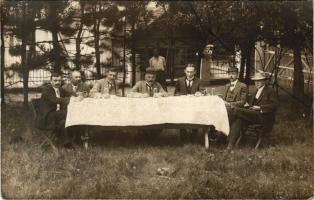 Budapest XIV. Városliget, férfi társaság a kertben. Özv. Bienenfeld Zsné fényképészeti műterme. photo (fl)