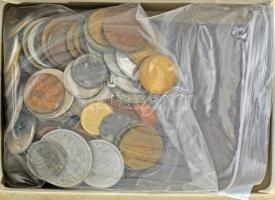 Kb. 120db-os vegyes magyar és külföldi érmetétel "Keringő Szerencs" csokoládés dobozban, közte 2023. 100Ft "Pénzmúzeum" + 2020. 10Ft "Tisztelet a hősöknek" (4db) + 20Ft "Tisztelet a hősöknek" + USA 1919. 5c "Buffalo" + Ausztria 1938. "Boldog Újévet" bronz zseton + Svájc 1914. 1r bronz T:vegyes ~120pcs mixed Hungarian and foreign coin lot in "Keringő Szerencs" chocolate box, within Hungary 2023. 100 Forint "Money Musem" + 2020. 10 Forint "Tribute to the heroes" (4db) + 20Ft "Tribute to the heroes" + USA 1919. 5 Cents "Buffalo" + Austria 1938. "Happy New Year" bronze token + Switzerland 1914. 1 Rappen bronze C:mixed