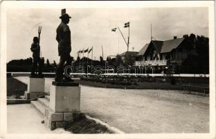 1944 Balatonfüred, Halász és Révész szobor, vitorlás kikötő. 1941. szeptember 1-jén avatták fel a balatonfüredi új hajókikötőt. A két szobrot Hóman Bálint vallás- és közoktatásügyi miniszter ajándékozta Fürednek, amelyek itt még eredeti helyükön láthatók. (EM)