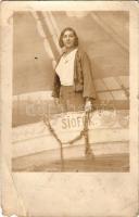 Siófok, hölgy hajóban, műtermi felvétel. Hirsch photo (b)