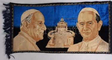 Faliszőnyeg, rajta a Szent Péter tér ábrázolásával, illetve XIV. Benedek és Ferenc pápa arcképével, 95x50 cm