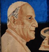 Faliszőnyeg, rajta a Szent Péter tér ábrázolásával, illetve XIV. Benedek és Ferenc pápa arcképével, ...