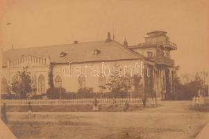 1874 Ógyalla (Stará Ďala / Hurbanovo), Konkoly Thege Miklós (1842-1916) csillagász, meteorológus, az MTA tagja, országgyűlési képviselő autográf aláírása és sorai az ógyallai Konkoly-kastélyt ábrázoló fotón, üvegezett keretben, fotó: 13,5x19 cm, keret: 25x29 cm