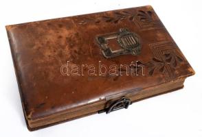 Szecessziós, fémverettel díszített, dombornyomott bőrkötésű fotóalbum keményhátú fotók (vizitkártyák...