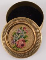 Gobelin berakásos réz dobozka, d: 4 cm