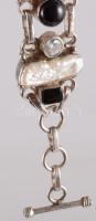 Ezüst (Ag) karkötő, gyöngy, ametiszt, ónix berakásokkal. bruttó 37g