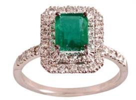 Fehérarany (Ag) koktélgyűrű. m: 56, 14K, bruttó 3,64g, benne 1,28ct párna csiszolású smaragd és 42 darab briliáns csiszolású gyémánt, össz 0,71ct, jelzett, díszdobozban, certifikáttal.