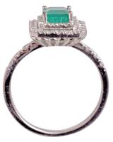 Fehérarany (Ag) koktélgyűrű. m: 56, 14K, bruttó 3,64g, benne 1,28ct párna csiszolású smaragd és 42 d...