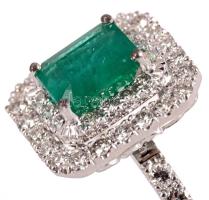 Fehérarany (Ag) koktélgyűrű. m: 56, 14K, bruttó 3,64g, benne 1,28ct párna csiszolású smaragd és 42 d...