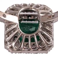 Fehérarany (Ag) koktélgyűrű. m: 56, 14K, bruttó 3,64g, benne 1,28ct párna csiszolású smaragd és 42 d...