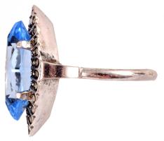Ezüst (Ag) gyűrű kék kő berakással, m:55, jelzett, bruttó 6,5g