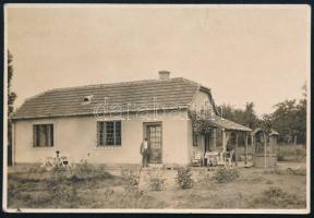 cca 1930-1940 Alsógöd, ház fotója, a hátoldalon feliratozva, 7x10 cm