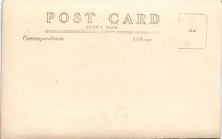 Magyar Vörös Kereszt Egylet 2. sz. tábori kórháza, a bejárat felett címerrel, előtte katonák, nővér,...