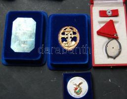 4db klf katonai és főiskolai emlékplakett, kitüntetés eredeti tokban