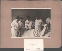 cca 1930-1940 Orvosok műtét közben, nagyméretű fotó kartonon, 17x23 cm, karton: 27,5x35 cm + Dr. Mihálkovics Tibor belgyógyász névjegykártyája