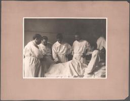 cca 1930-1940 Orvosok műtét közben, nagyméretű fotó kartonon, 17x23 cm, karton: 27,5x35 cm + Dr. Mih...