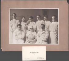 cca 1930-1940 Orvosok csoportképe újszülött kisbabával, nagyméretű fotó kartonon, a kartonon kis sarokhiánnyal 17,5x23,5 cm, karton: 24x32,5 cm + Dr. Mihálkovics Tibor belgyógyász névjegykártyája