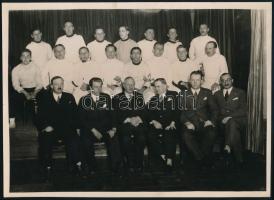 cca 1930 Vívó csoportkép, fotó, jelzés nélkül, 17x23,5 cm
