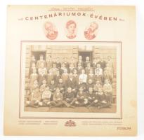 1925 Iskolai csoportkép, "Jókai - Petőfi - Madách centenáriumok évében" felirattal, illetve irredenta "Magyar Hiszekegy" szöveggel ellátott kartonon, fotó: 16x22 cm, karton: 32x32 cm