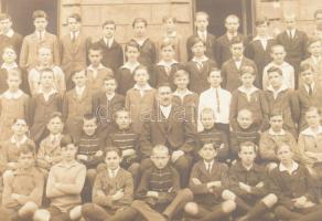 1925 Iskolai csoportkép, "Jókai - Petőfi - Madách centenáriumok évében" felirattal, illetv...