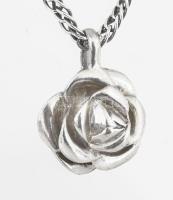 Ezüst(Ag) pancer nyaklánc rózsa medállal, jelzett, h: 51 cm, d: 1,5 cm, nettó: 9,9 g