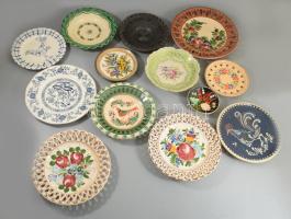 13 db kerámia fali dísztányér, közötte Soos kerámia, Wedgewood porcelán, stb NEM POSTÁZZUK