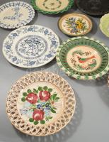 13 db kerámia fali dísztányér, közötte Soos kerámia, Wedgewood porcelán, stb
NEM POSTÁZZUK