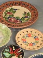 13 db kerámia fali dísztányér, közötte Soos kerámia, Wedgewood porcelán, stb
NEM POSTÁZZUK