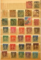 Kína 306 db régebbi bélyeg közepes berakóban