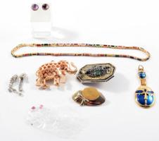 Zacskónyi vegyes bizsu tétel, közte ezüst (Ag) fülbevaló pár.