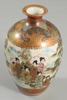 Japán kézzel festett kisváza, jelzett, cca 20. sz. eleje, hibátlan, m: 9,5 cm