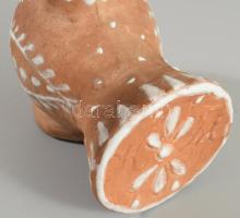 Kovács Margit (1902-1977): Madár. Részben mázas kerámia, jelzett, minimális kopással 10x11,5 cm