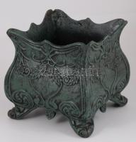 Öntöttvas kaspó. Négy lábbal, növényi ornamentikával díszített, hibátlan, masszív, nehéz, 21x21x20 c...