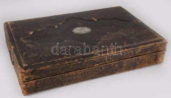 A Perczel család címerével díszített evőeszköz tároló doboz, cca 19. sz. közepe, második harmada, kopott, 40x60 cm