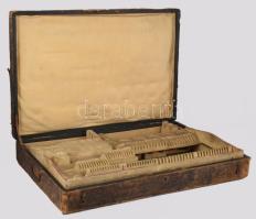 A Perczel család címerével díszített evőeszköz tároló doboz, cca 19. sz. közepe, második harmada, ko...