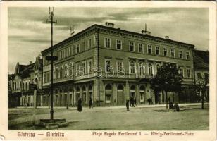 Beszterce, Bistritz, Bistrita; Piata Regele Ferdinand I / König-Ferdinand-Platz / I. Ferdinánd király tér, Knopp üzlete. G. Zikeli kiadása / square, shops (EK)