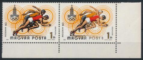 1980 Moszkvai olimpia 1Ft ívsarki vízszintes pár, a nyomóhenger részleges festékhiánya miatt a jobb oldali bélyegen egy 16 mm-es függőleges sáv fekete fedő színe hiányzik. Eddig ismeretlen nyomási különlegesség!!! / 1 Ft corner pair, partly missing black cover paint on the right side stamp. Unknown printing variety!!