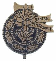 1916. "Ne bántsd a magyart! 1914-1916" fém patrióta jelvény, hátlapon "Gesl. Gesch." gyártói jelzéssel (34x38mm) T:XF 1916. "Don't hurt the Hungarian! 1914-1916" metal patriotic badge with "Gesl. Gesch." maker's mark on the back (34x38mm) C:XF